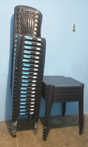 Cadeiras e mesas de plástico 