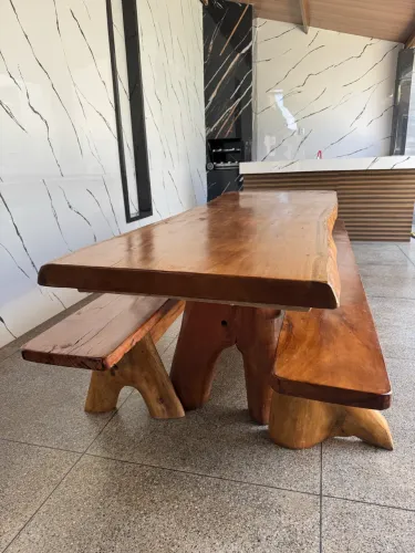 Mesa de madeira rústica com os bancos 