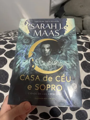 Livros Sarah J Maas; Cidade da lua crescente e Casa de céu e sopro 