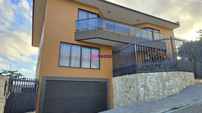 CASA COM 3 SUÍTES E VISTA PARA PRAIA DAS PEDRAS NO BAIRRO ITAGUAÇU - FLORIANOPOLIS/SC