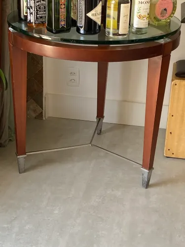 Mesa de madeira com o tampo em vidro