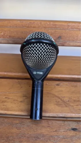 Microfone AKG D112 para bumbo e graves