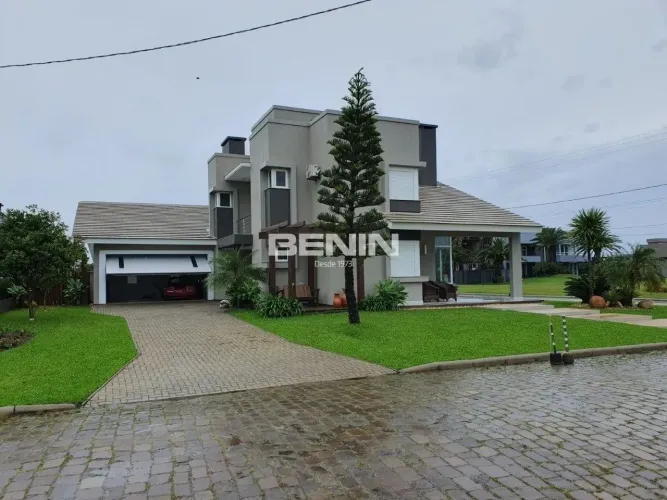 Sobrado em Condomínio em ATLÂNTIDA SUL com 247.08 m² , 4 quarto(s) , 4 suíte(s) , 3 vaga(s
