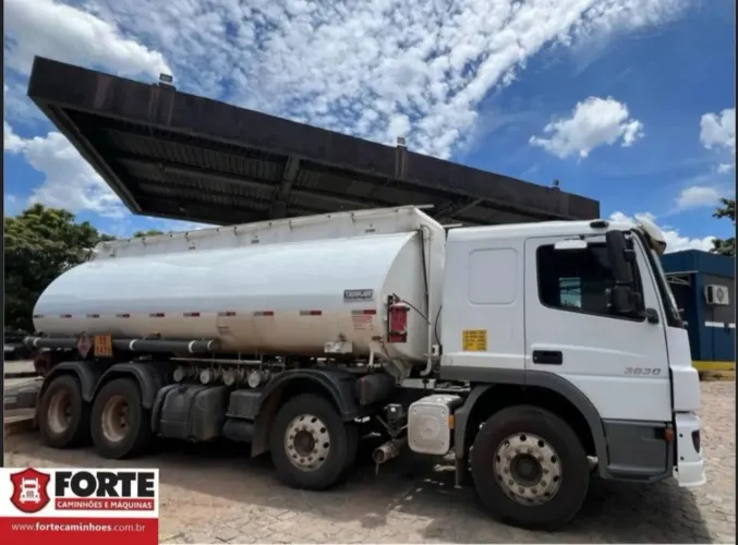 MB ATEGO 3030 8X2 COM TANQUE DE COMBUSTÍVEL COM BÓTON