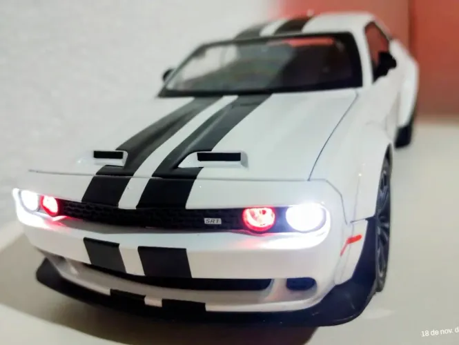 Dodge Challenger - miniatura escala 1/24