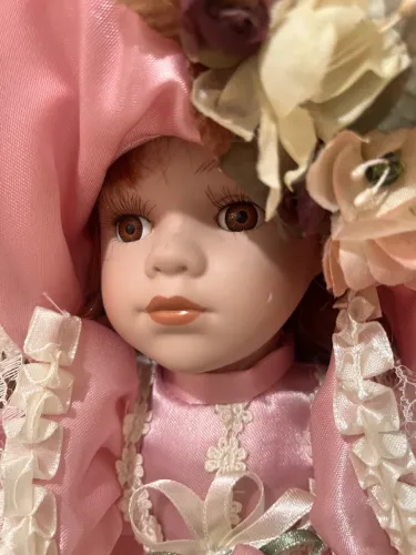 Boneca de porcelana.