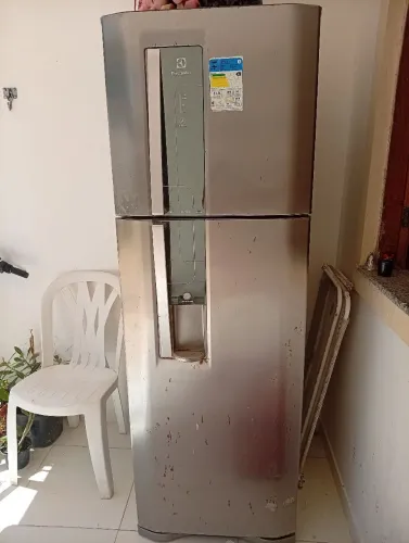 Geladeira Eletrolux inox com defeito 