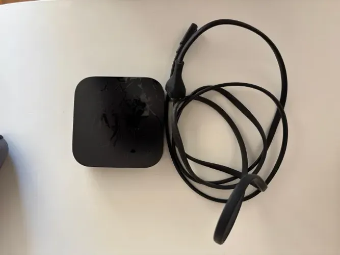 Apple TV modelo A1427. Não tem controle remoto