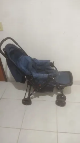 Vendo carrinho de bebe (incluso: bebê conforto e bandeja para introdução alimentar)