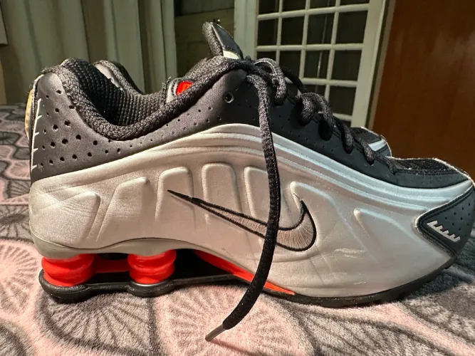 Tênis Nike Shox R4