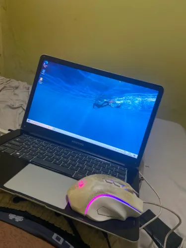 Notebook positivo acompanha carregador, mouse, webcam, teclado e pendrive