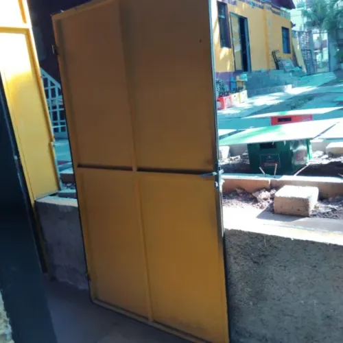 PORTA EM METAL 2,10 X 1,20
