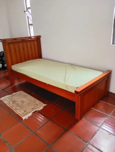 cama de solteiro - madeira maciça, usada em ótimo estado