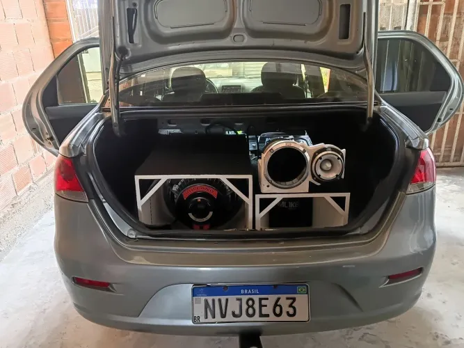 Vendo som automotivo semi novo