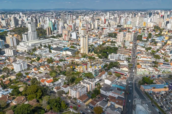 São Francisco, Terreno ZR3 - 924m²,construção antiga de 624m², datada de 1947, poderá ser
