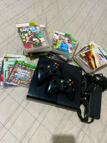 Xbox 360 E 2014 Destravado - 46 Jogos + 2 Controles
