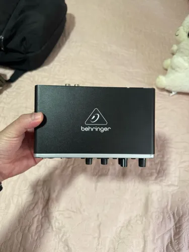 Interface de áudio Behringer UMC 204Hd