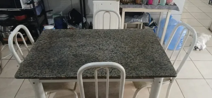 Mesa guadrada em mármore de 04 cadeira