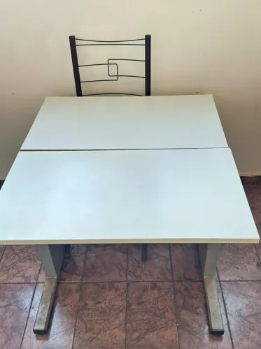 MESA DE ESCRITÓRIO BRANCA À VENDA