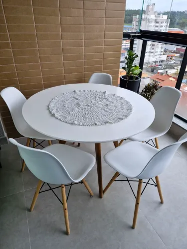 Conjunto de Mesa e Cadeiras