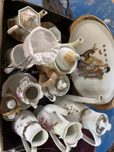 Louça antiga várias peças bule chicara prato etc valor do lote 