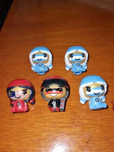 LOTE: 5 miniaturas Funko Kinder Ovo Copa do Mundo