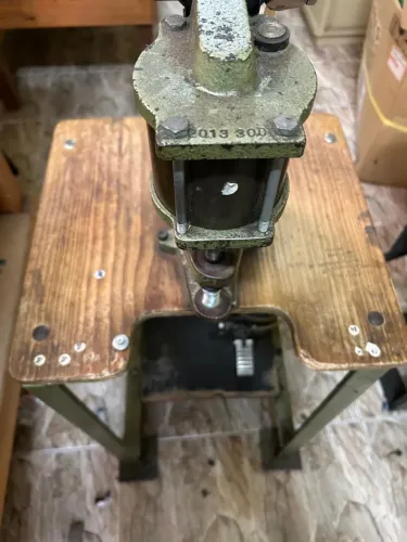 Máquina de pregar botão, ribite e ihoes, pneumática !