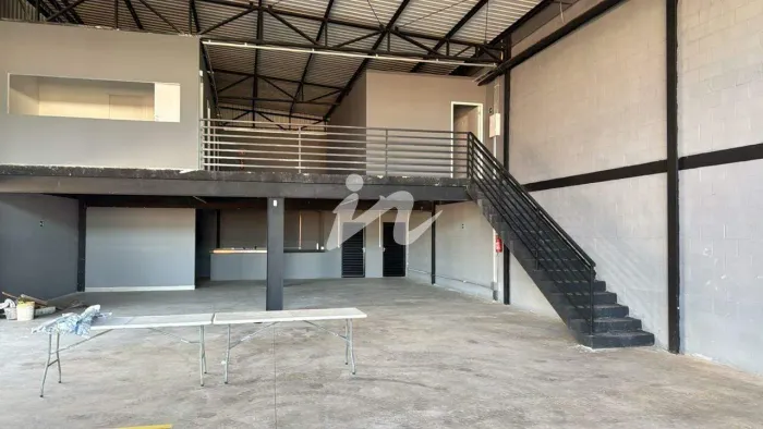 Galpão Comercial à Venda no Bairro Novo Mundo, Uberlândia