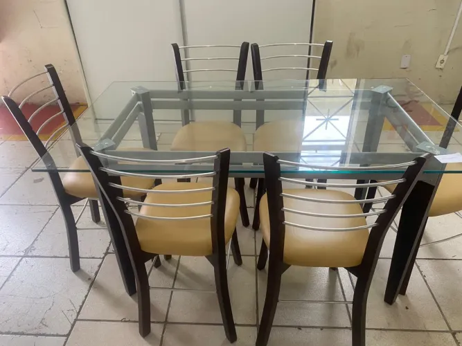 Mesa com 6 cadeiras 