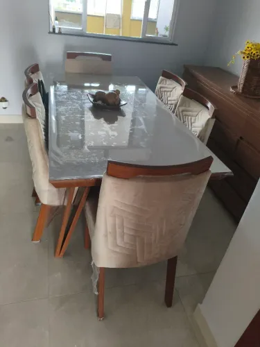 Mesa para sala de jantar muito conservada