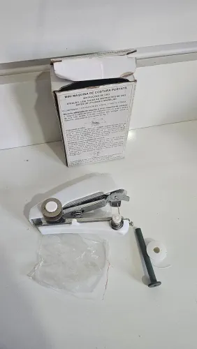 Mini Máquina de costura manual 