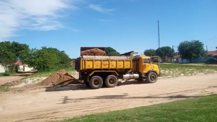 Caminhão caçamba
