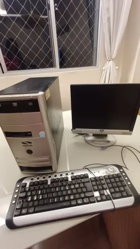 Computador completo com CPU, monitor e teclado