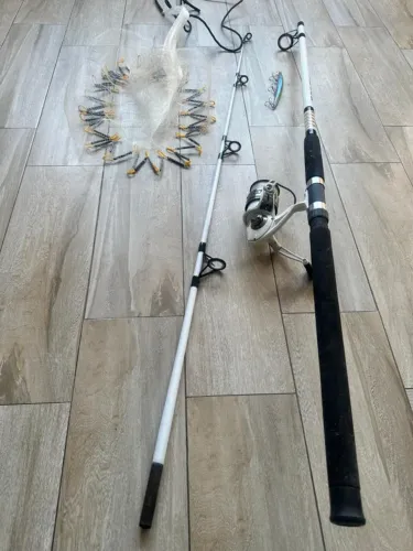 vara de pescar, tarrafa pequena e jogo de anzóis.