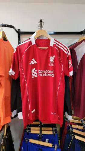 Camisa DP Liverpool modelo jogador promoção