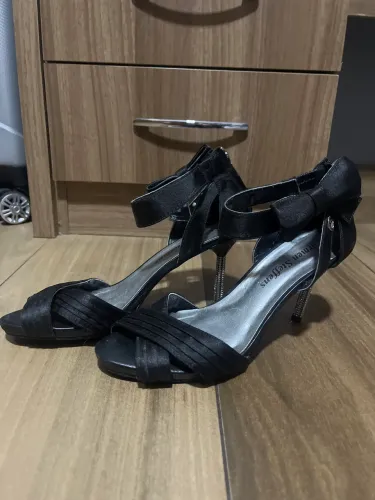 Sapato Carmen Steffens preto com salto de strass