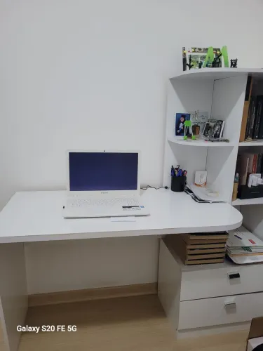 Vendo escrivaninha com 2 gavetas, estante e nicho
