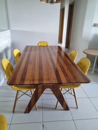 Mesa de madeira de lei