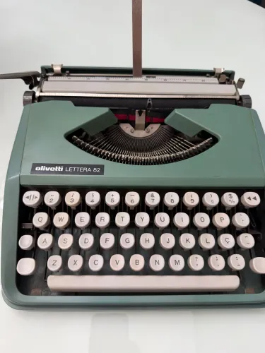 Máquina de Escrever Olivetti Lettera 82