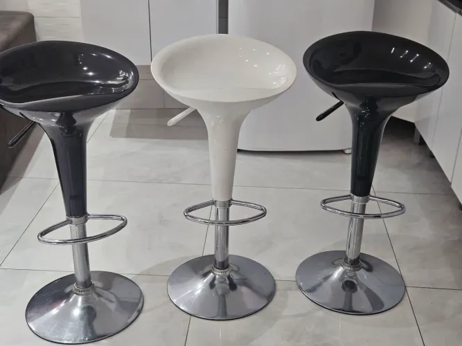 Vende-se essas 3 banquetas giratórias 100 reias cada uma
