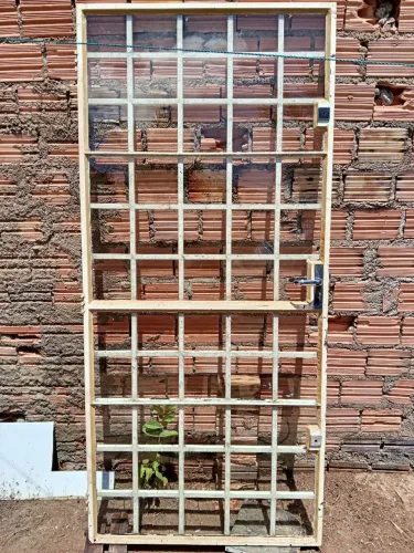Porta de ferro, 1x2m com vidro instalado, três fechadura.