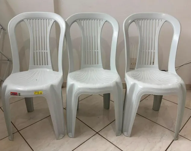 Cadeiras de plástico