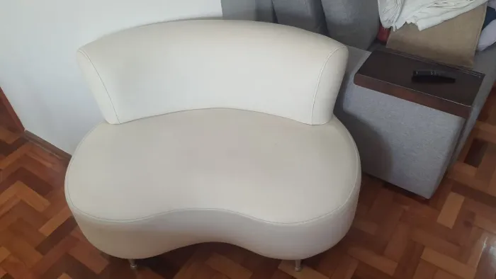 Sofá para 2 lugares. Branco, couro sintético,  lindo e diferente, decorativo, até 100kg