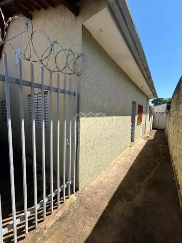 Aluga-se residência no Prolongamento Vila Duque de Caxias