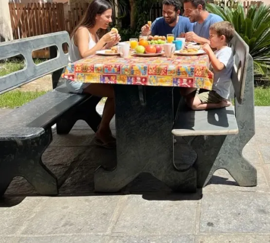 Conjunto de Mesa e Bancos em Ardósia