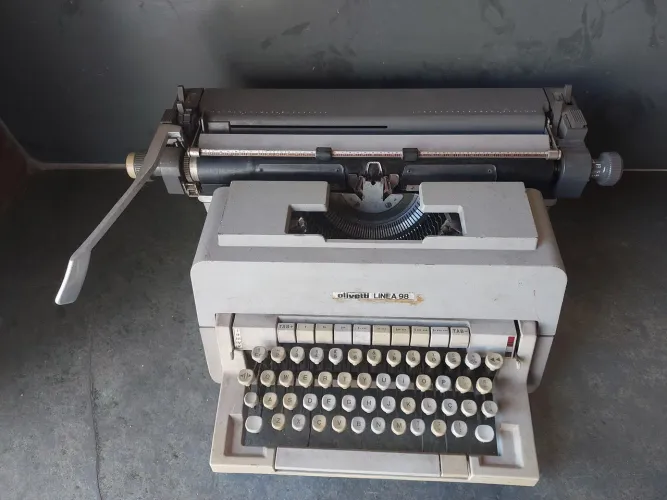 Máquina de escrever olivetti.