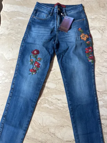 Calça cigarrete bordada flores