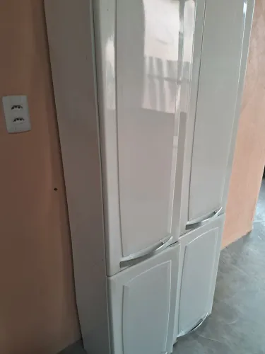 Paneleiro em bom estado de conservação 
