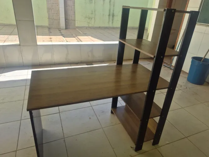 Mesa de estudo com estante