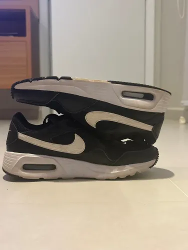 Tênis de corrida Nike.150$ reais